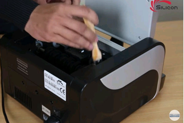 Thường xuyên vệ sinh máy đếm tiền giúp máy tăng tuổi thọ hoạt động trơn tru hơn